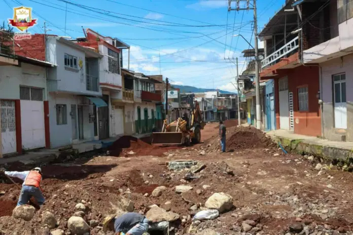 Avanza obras en Los Reyes, Humberto Jiménez supervisa trabajos en la calle Emiliano Zapata