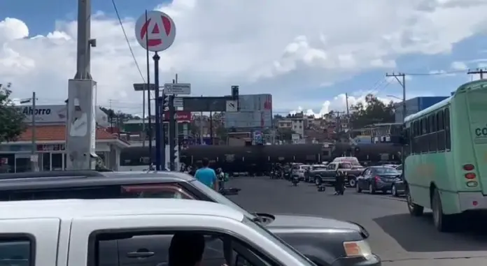 Motociclista se impacta contra vehículo