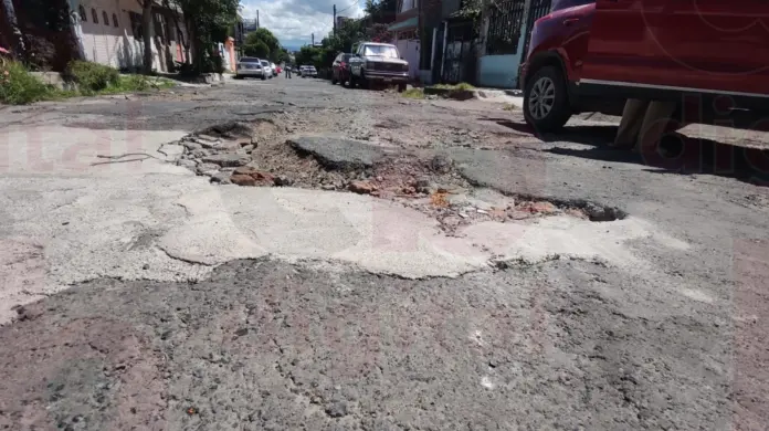 Vecinos molestos por calle destruida en la colonia Jesús Romero Flores