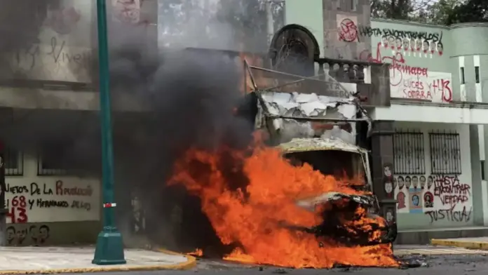 #Video: Normalistas derriban puerta del Campo Militar 1 incendian camión