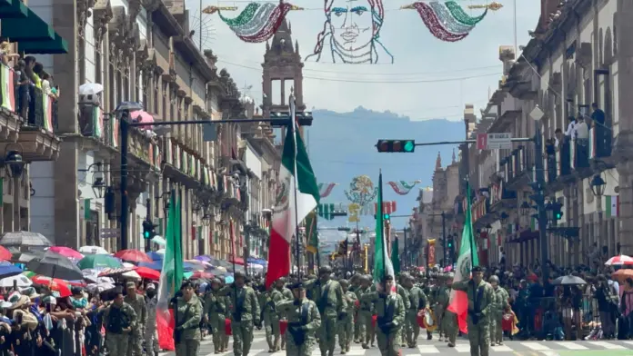 Se desarrolló desfile por el 260 aniversario por el natalicio de José Maria Morelos y Pavón