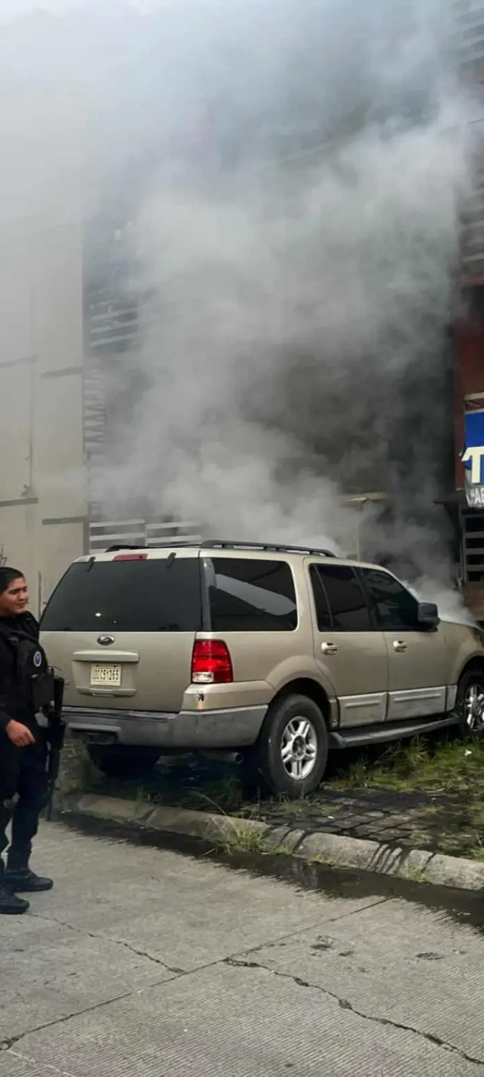 Bomberos apagan camioneta en Campo Nubes