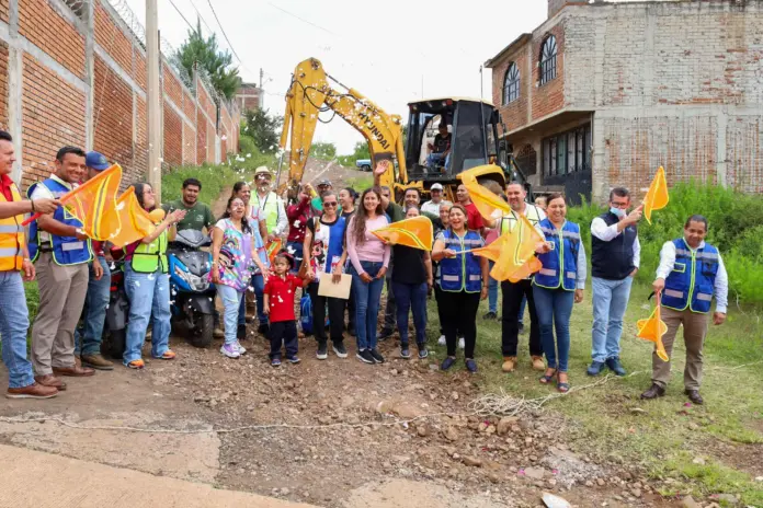 Cumple Alma Mireya González con la pavimentación de la calle Batalla de Casa Mata