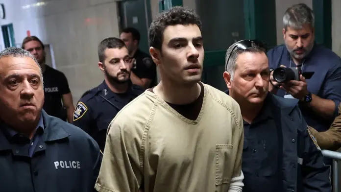 Juez desestima cargos de terrorismo contra Luigi Mangione