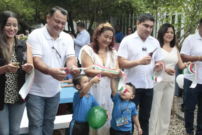 Entrega C.P. Pablo Varona comedores en el jardín de niños 