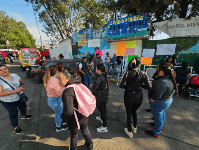 Padres de familia exigen solución a problemas con directora del Jardín de Niños 