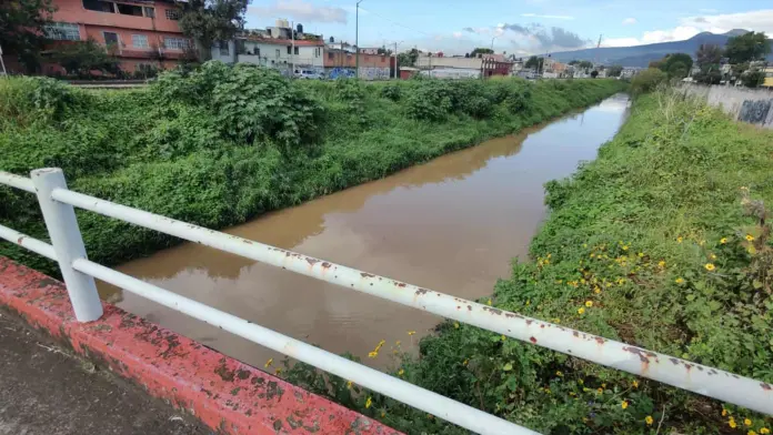 Ríos y drenes incrementan sus niveles por intensa lluvia en Morelia