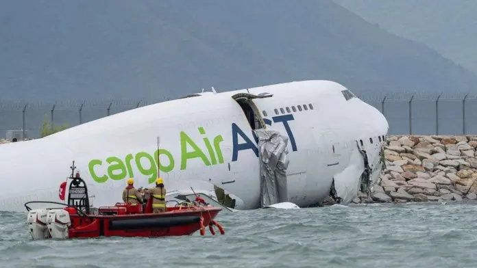 Avión de carga sale de pista en Hong Kong; se reportan 2 muertos