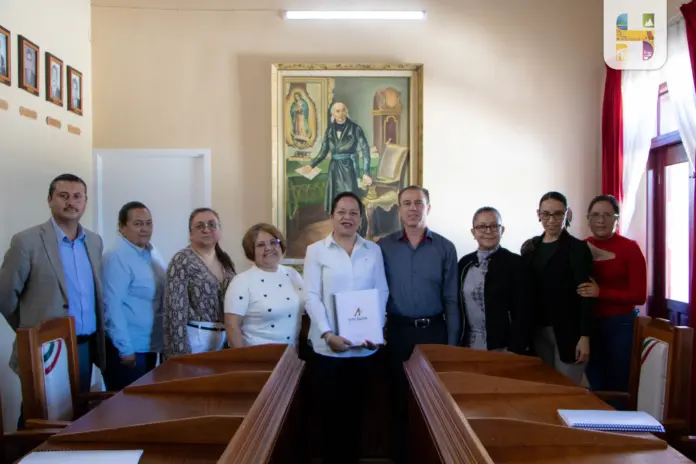 La Presidenta Municipal de Hidalgo, Jeovana Alcántar, recibió de manos del C.P. Manuel Ortiz