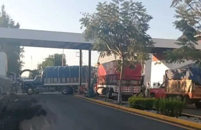 Se registran bloqueos en diversas carreteras del municipio de Uruapan por el gremio aguacatero. Desde temprana hora comenzaron a bloquear las carretera salida a la autopista Siglo XXI frente a la planta de Pemex. Posteriormente carretera Uruapan - Los Reyes, a la altura de la población de San Francisco Periban. Así como la carretera Uruapan - Los Reyes, cerca de Angahuan y otro en San Lorenzo. Gremio aguacatero realiza bloqueos carreteros en Uruapan