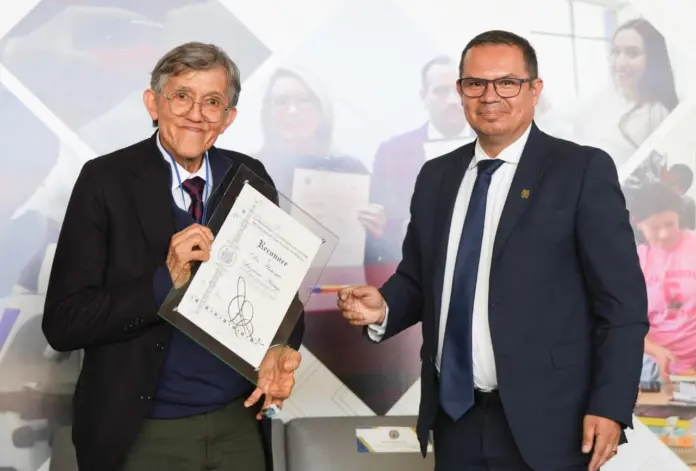 Nicolaitas reciben la visita del destacado científico, Antonio Lazcano Araujo; UMSNH reconoce su trayectoria y contribución 