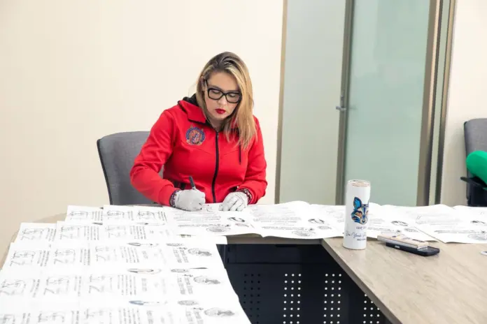 Administración de Yarabí Ávila inicia cruzada de entrega de Títulos Profesionales que estaban en rezago de 1985 a 2022
