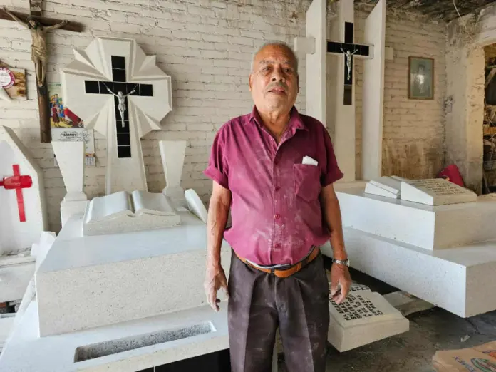 Por más de medio siglo, Fermín Ramírez se dedica a elaborar lápidas