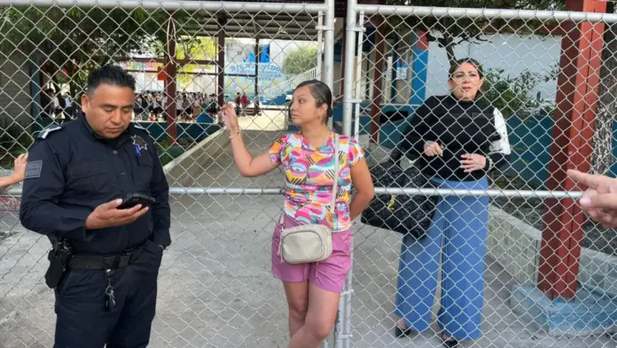 Padres cierran primaria a la fuerza luego de acusaciones de acoso en Nuevo León