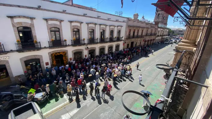Productores de maíz mantienen protesta afuera del Congreso de Michoacán
