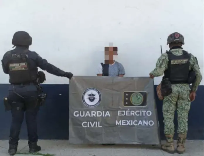 Asegurados dos hombres, un arma de fuego y droga en Apatzingán: SSP