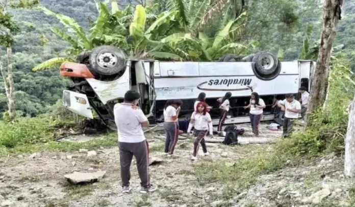 Volcadura de autobús en Veracruz deja al menos 3 muertos y 20 heridos