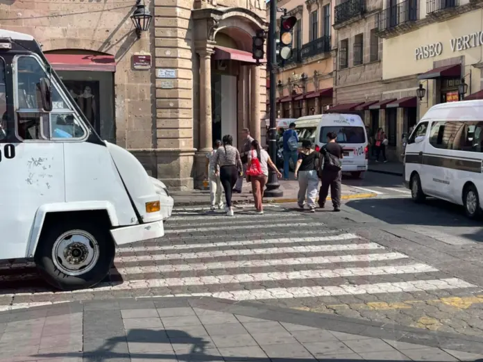 Cruces peatonales ignorados y peatones denuncian la misma historia cada día