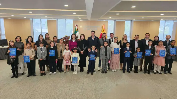 Alfonso Martínez toma protesta al Cabildo Infantil 2025-2026