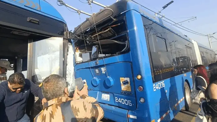 Choque de trolebuses en Iztapalapa deja al menos 26 lesionados | VIDEO