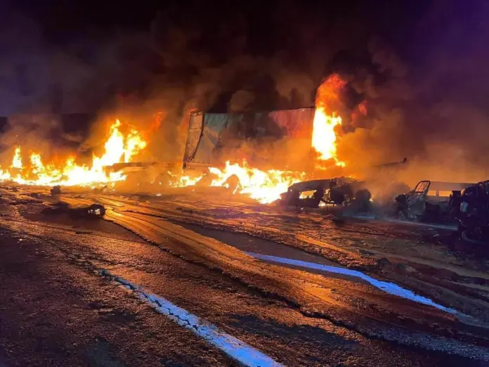 Choque de cinco vehículos provoca incendio en la Autopista de Occidente