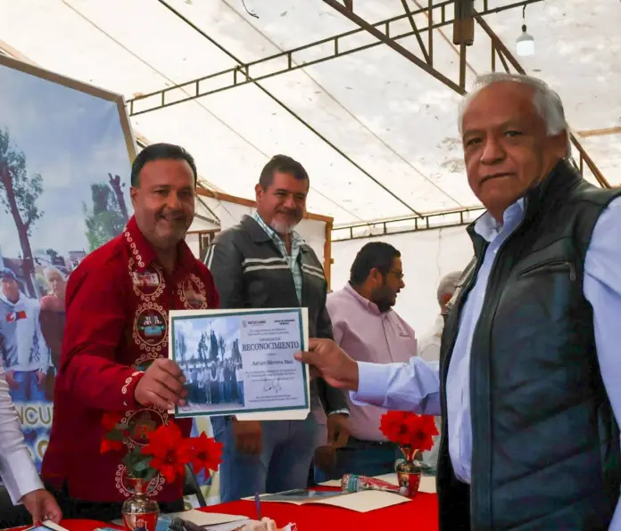 Julio Arreola impulsa y reconoce la laca perfilada en oro, orgullo único de Pátzcuaro