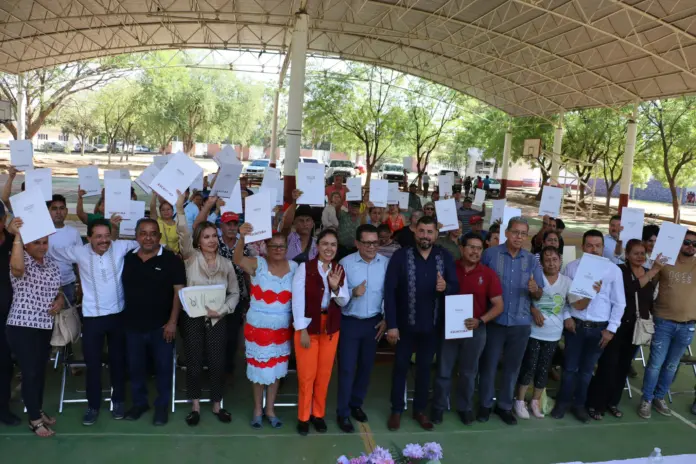Con el respaldo de Fanny Arreola, 90 familias de Apatzingán reciben escrituras que garantizan su patrimonio