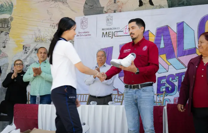 Más de 650 estudiantes de Yurécuaro son apoyados con tenis escolares