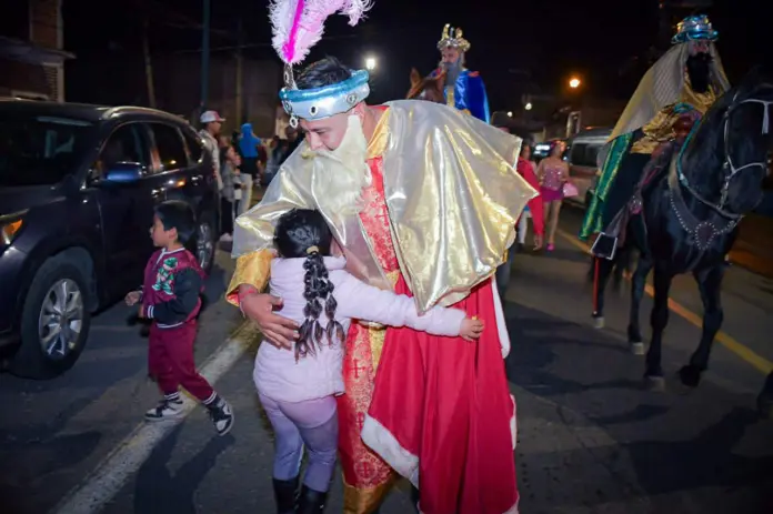 Dayana Pérez Mendoza fortalece la ilusión de la niñez con la Caravana de Reyes Magos en Salvador Escalante