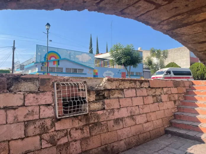Deterioro de la avenida Acueducto: Un monumento en riesgo