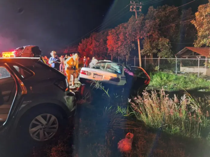 Tres lesionados tras choque entre auto y taxi en la Uruapan–Lombardía