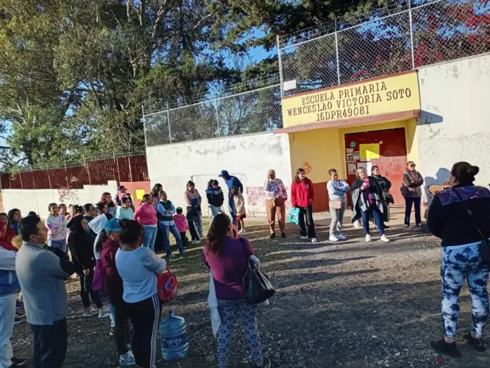 Segundo día de toma en la primaria 