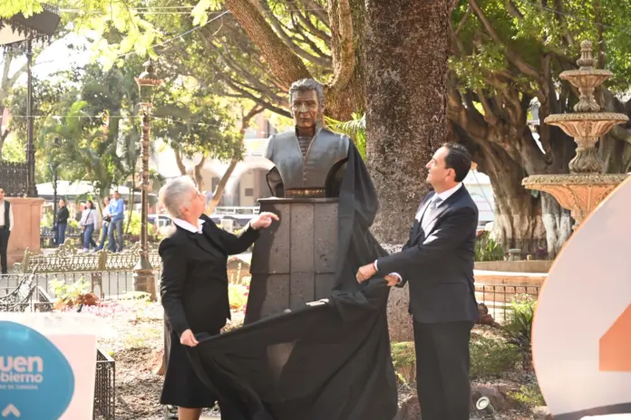Carlos Soto develó busto de José Sixto Verduzco en Zamora