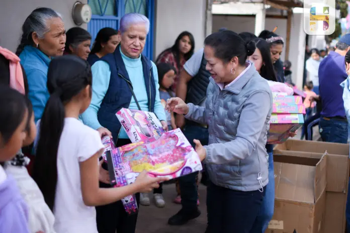Jeovana Alcántar, entregó juguetes y cobijas en algunas colonias y comunidades del municipio de Hidalgo.