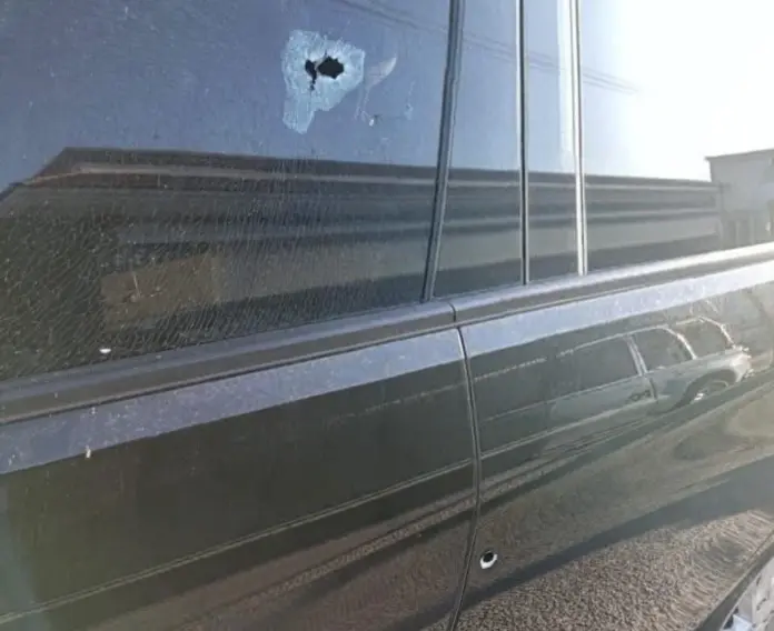 Motosicarios atacan a balazos a una mujer