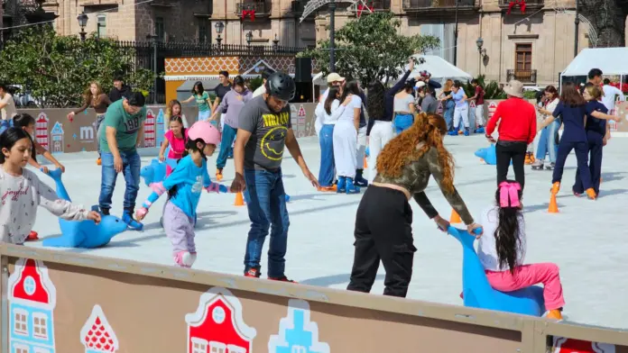 Pista de hielo en plaza Melchor Ocampo, registró una asistencia de hasta 37 mil personas