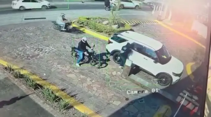 A balazos escoltas evitan robo de camioneta en Uruapan