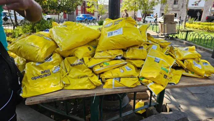 Peatones arriesgan la vida ante invasión de banquetas