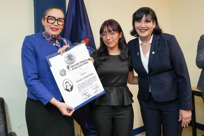Entrega masiva de Títulos; Yarabí Ávila convoca a poner en alto el nombre de la UMSNH