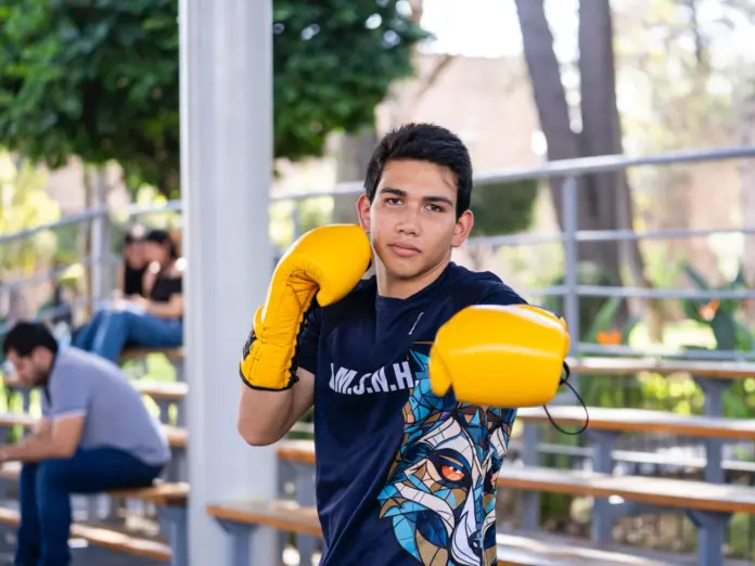 Con apenas 19 años de edad, el boxeador nicolaita, Ernesto Gómez, se foguea ante los mejores pugilistas del país y se quedó cerca de calificar