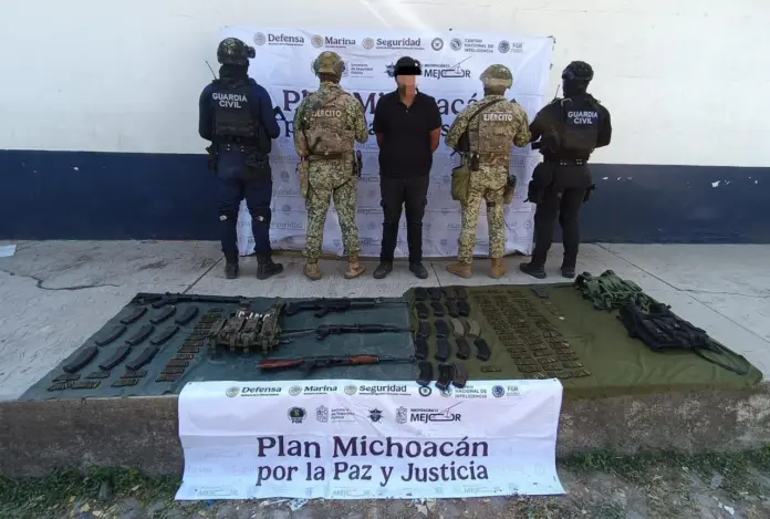 SSP y fuerzas federales detienen a hombre en posesión de armamento, en Apatzingán