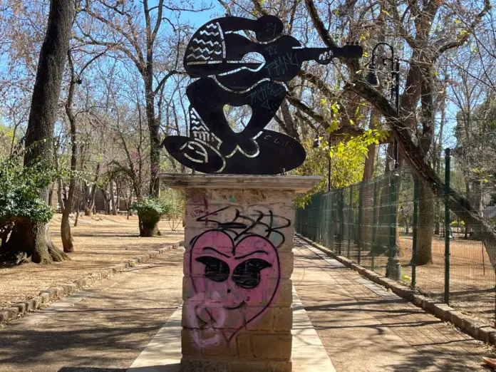 Roban esculturas de bronce en el Bosque Cuauhtémoc