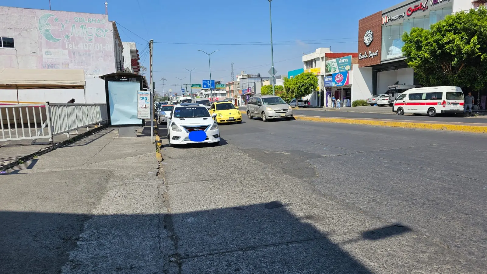 Falta de cultura vial frente al ISSSTE en avenida Madero Poniente Falta de cultura vial frente al ISSSTE en avenida Madero Poniente