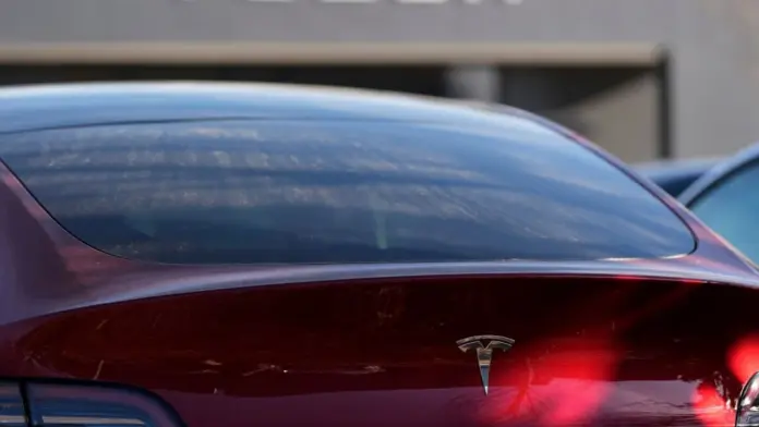 China prohíbe manijas ocultas en autos para el 2027