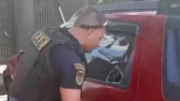 Policía saca a niño de 2 años encerrado en un auto a 32 grados