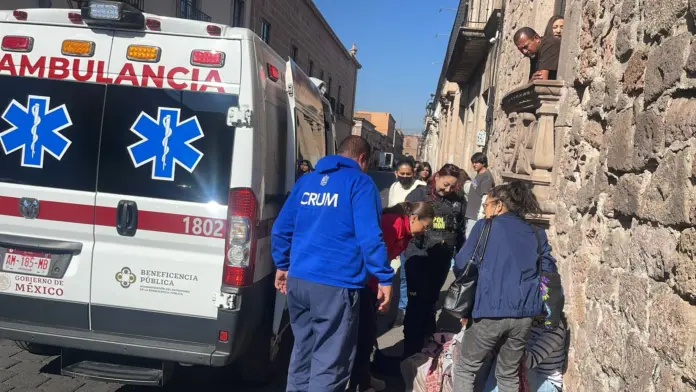 Policía de Morelia auxilia a mujer de la tercera edad tras caída de combi 
