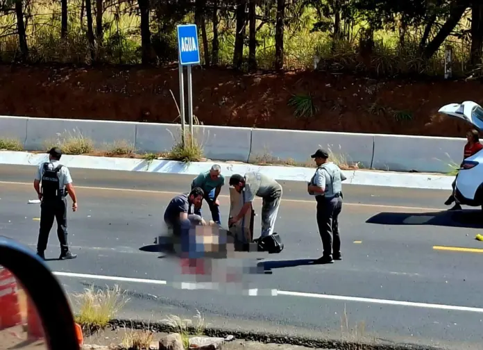 Auto casi le rebana una pierna a un motociclista en la Siglo XXI