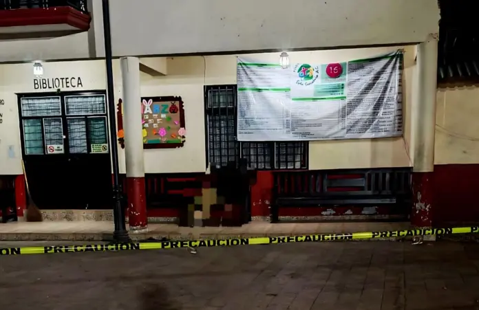 Hallan a un anciano muerto en la plaza de Jicalán, en Uruapan
