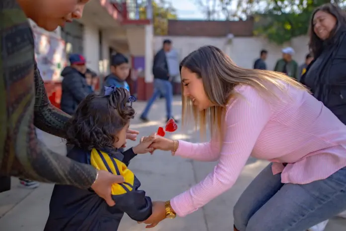 Dayana Pérez fortalece la educación en Salvador Escalante con entrega de material didáctico