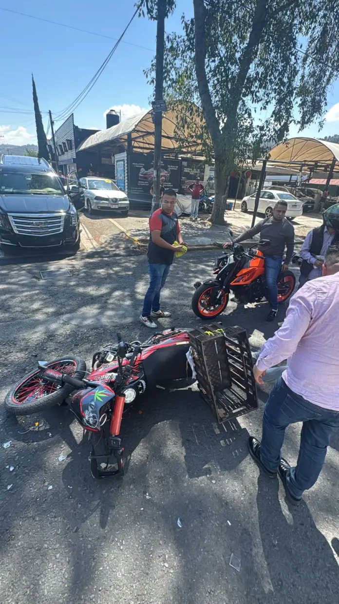 Choque de auto deja motero herido en Morelia